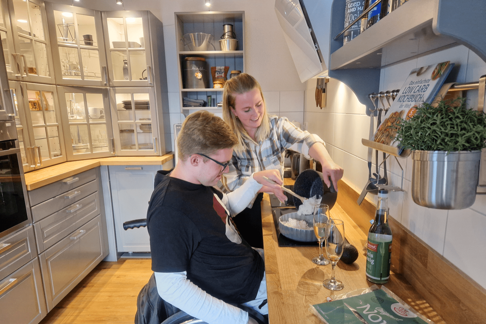 Jonas kocht mit Assistentin Celine